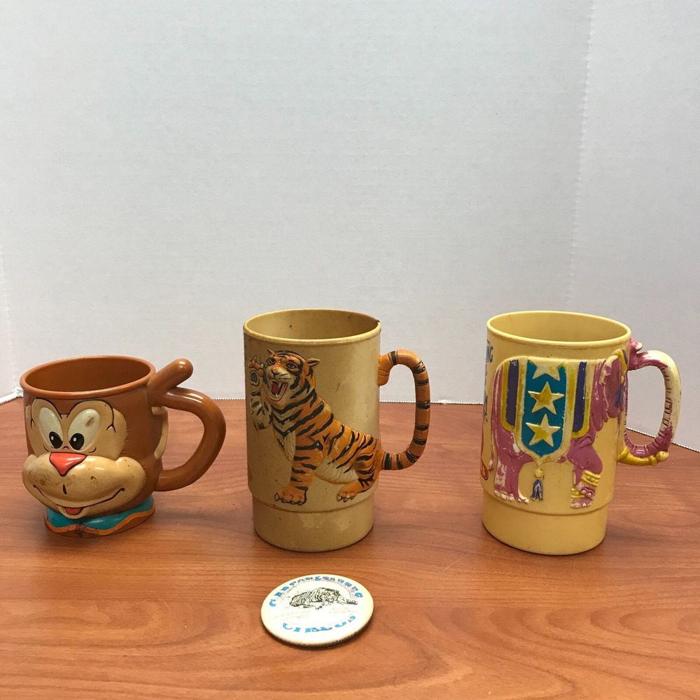 3 Vintage Circus plastic mugs‎ plus Pin Badge
